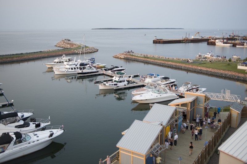 Overlooking the marina and the Quai des artistes